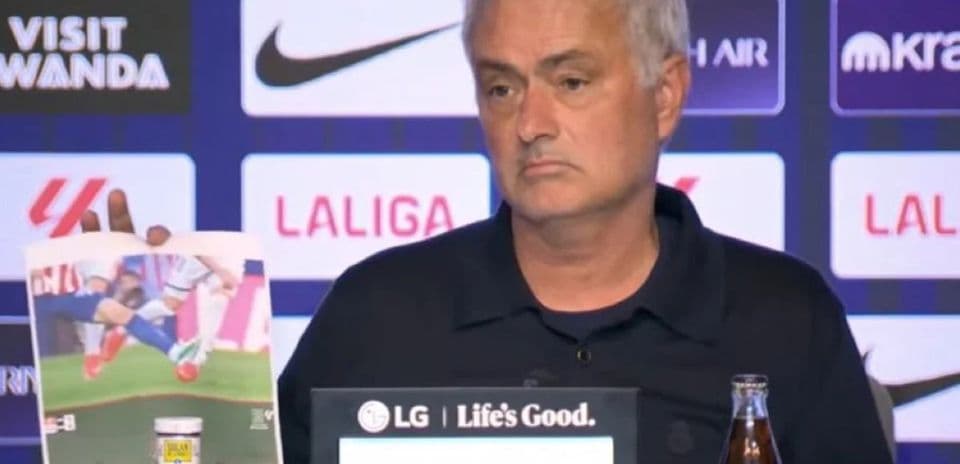 Xose Mourinyo derbi məğlubiyyətindən sonra çap edilmiş şəkillərlə Real Madrid-in hakimliyinə etiraz etdi