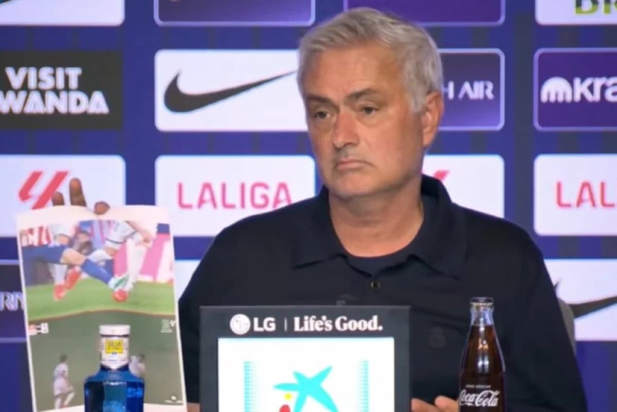 Xose Mourinyo derbi məğlubiyyətindən sonra çap edilmiş şəkillərlə Real Madrid-in hakimliyinə etiraz etdi