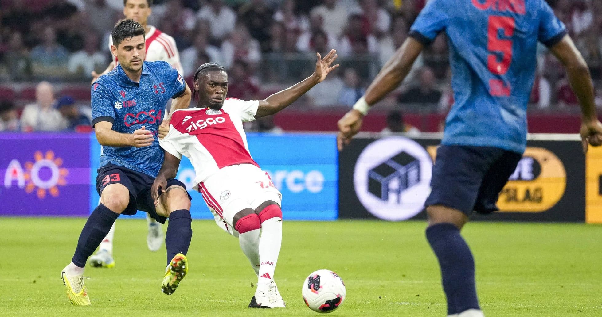 Rafael van der Vaart Ajax müdafiəçisi Jorthy Mokioya sərt tənqid etdi