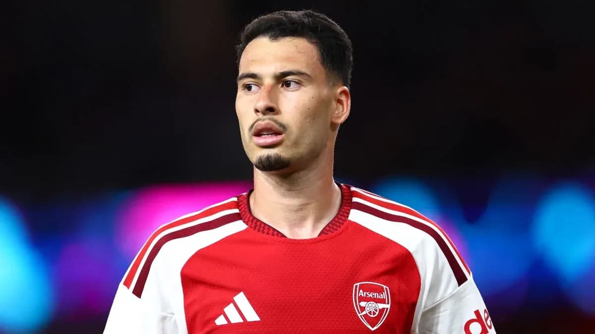 Futbolçu Arsenal formasında sahəyə hazırlaşır Futbolçu Arsenal formasında sahəyə hazırlaşır