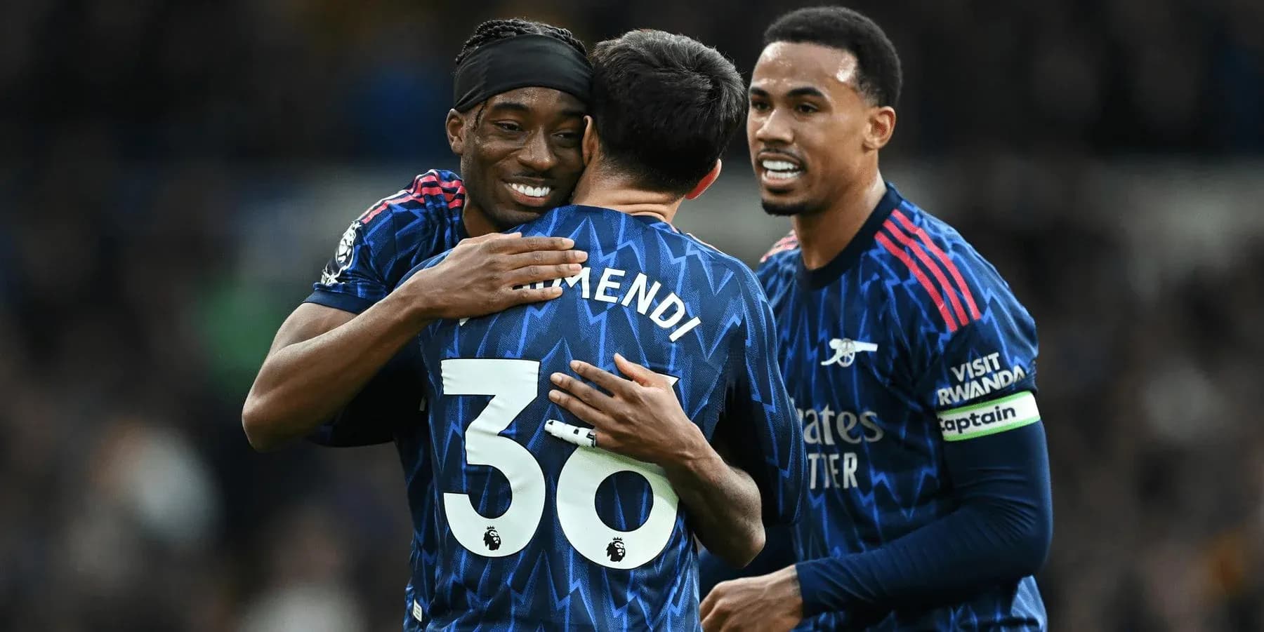 Arsenal futbolçuları bir-birini qucaqlayır Arsenal futbolçuları bir-birini qucaqlayır