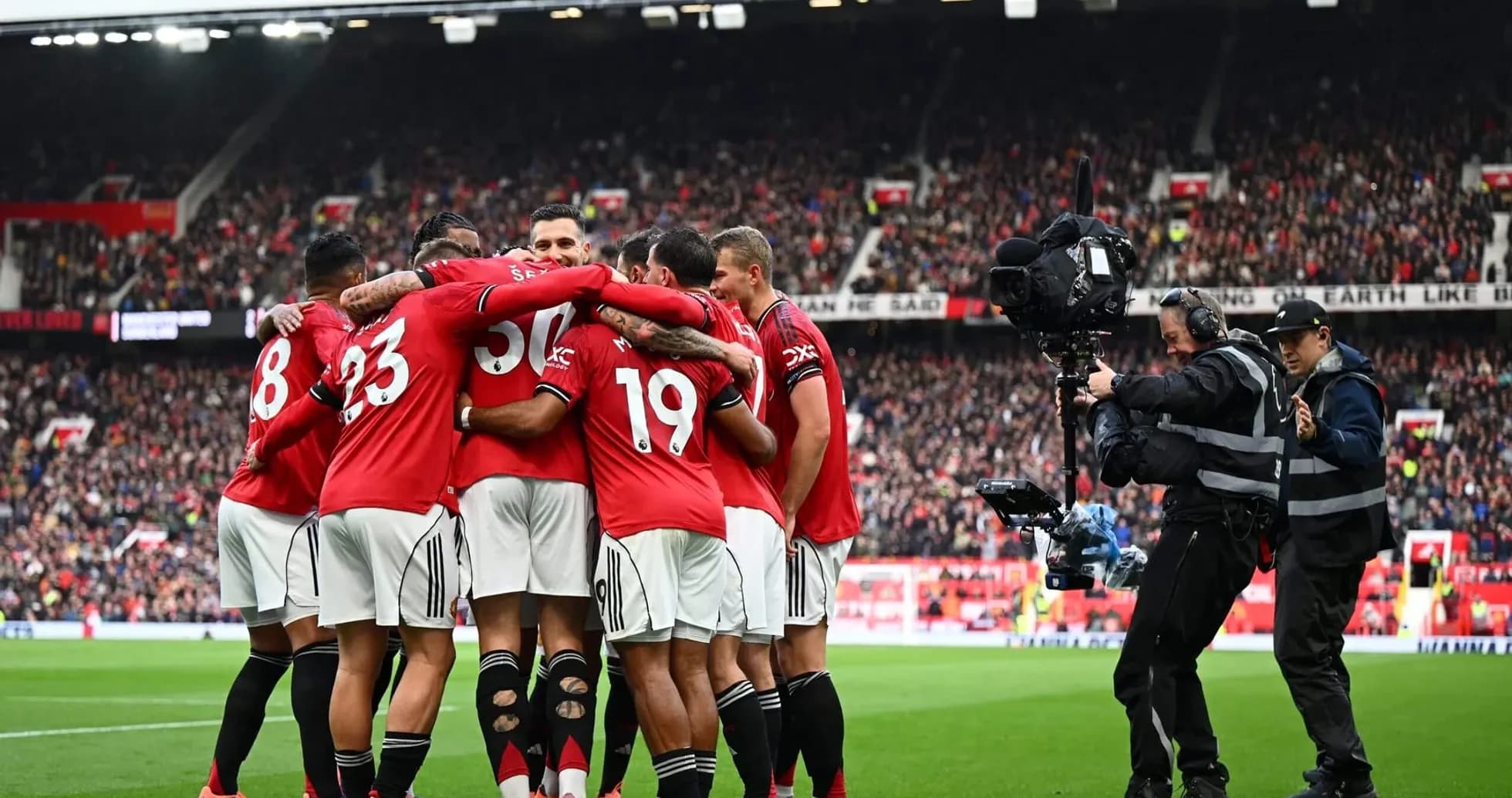 Manchester United oyunçuları qolu qeyd edirlər Manchester United oyunçuları qolu qeyd edirlər