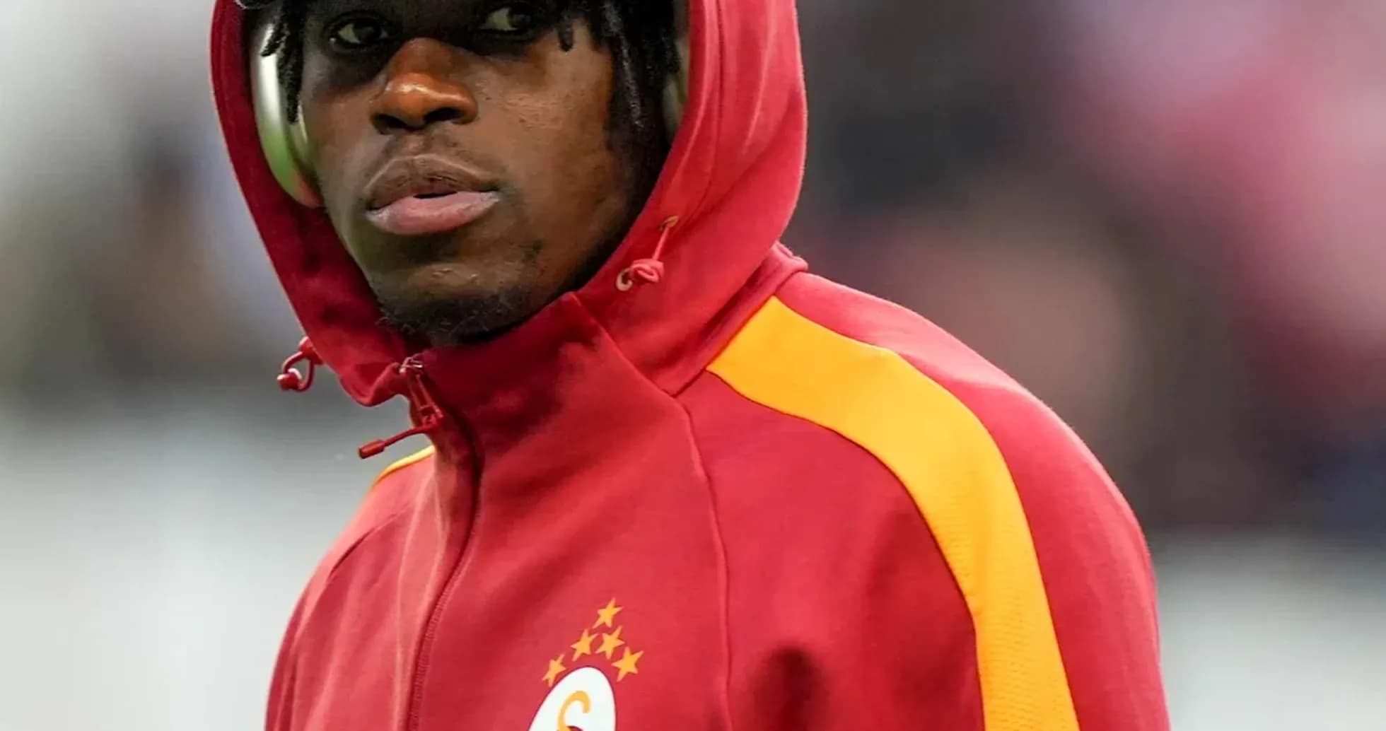 Futbolçu Galatasaray geyimində meydançada Futbolçu Galatasaray geyimində meydançada