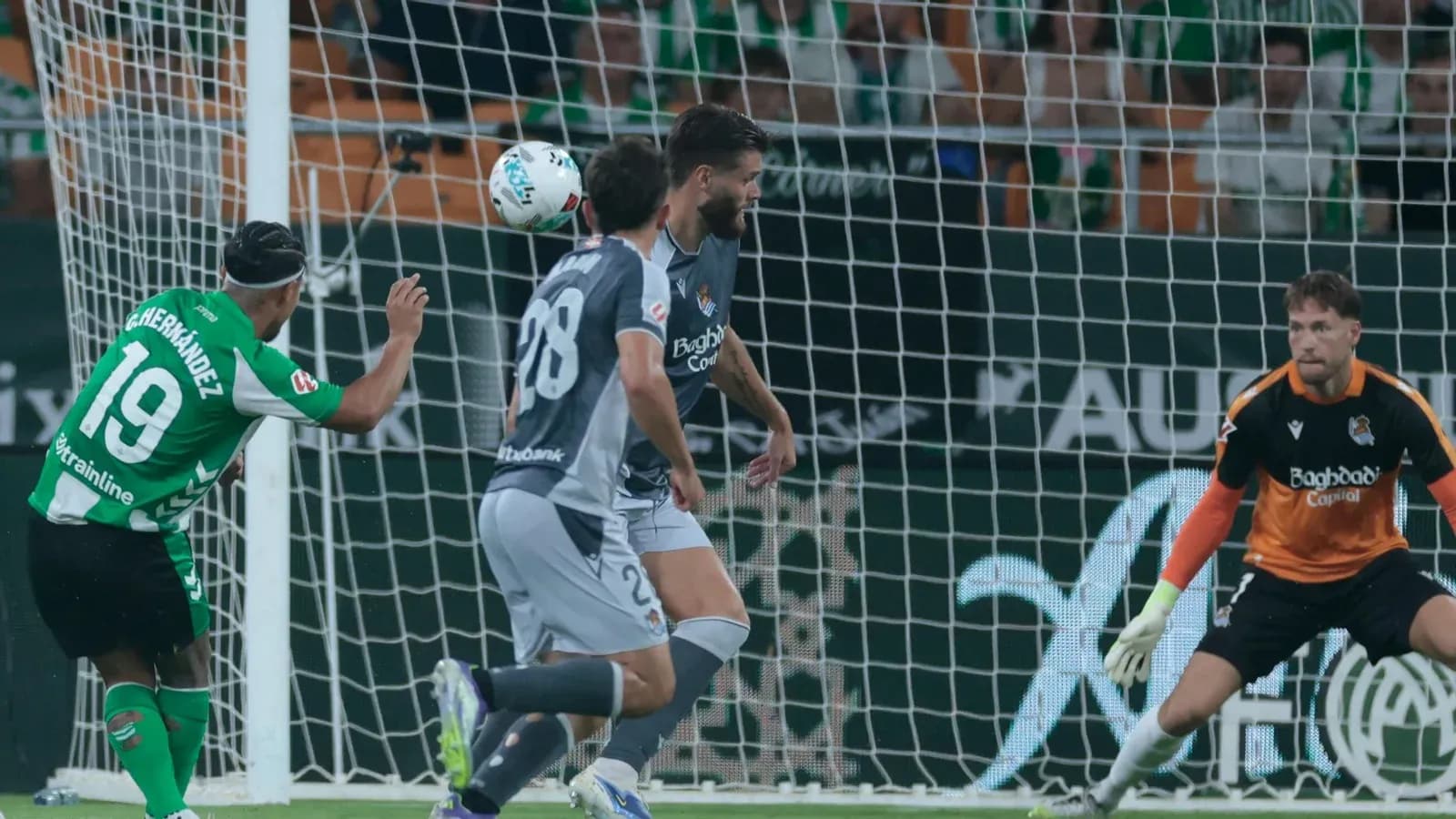 Real Betis oyunçusu qol vurmağa çalışır Real Betis oyunçusu qol vurmağa çalışır