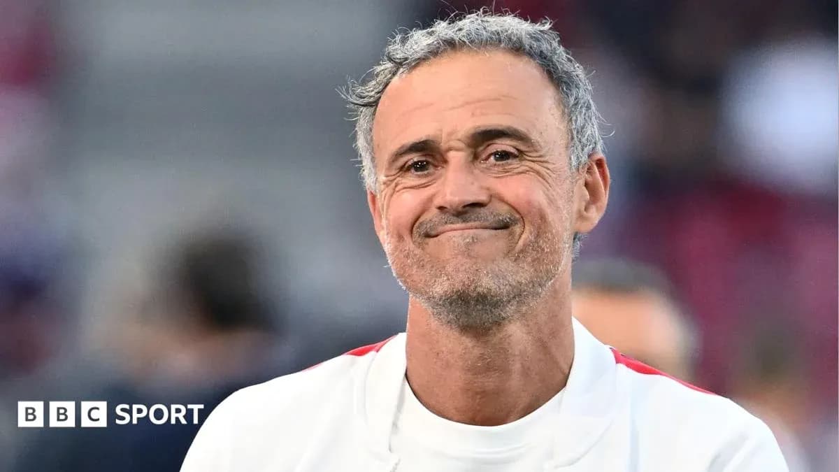 Müqayisə zamanı gülümsəyən futbol məşqçisi Müqayisə zamanı gülümsəyən futbol məşqçisi