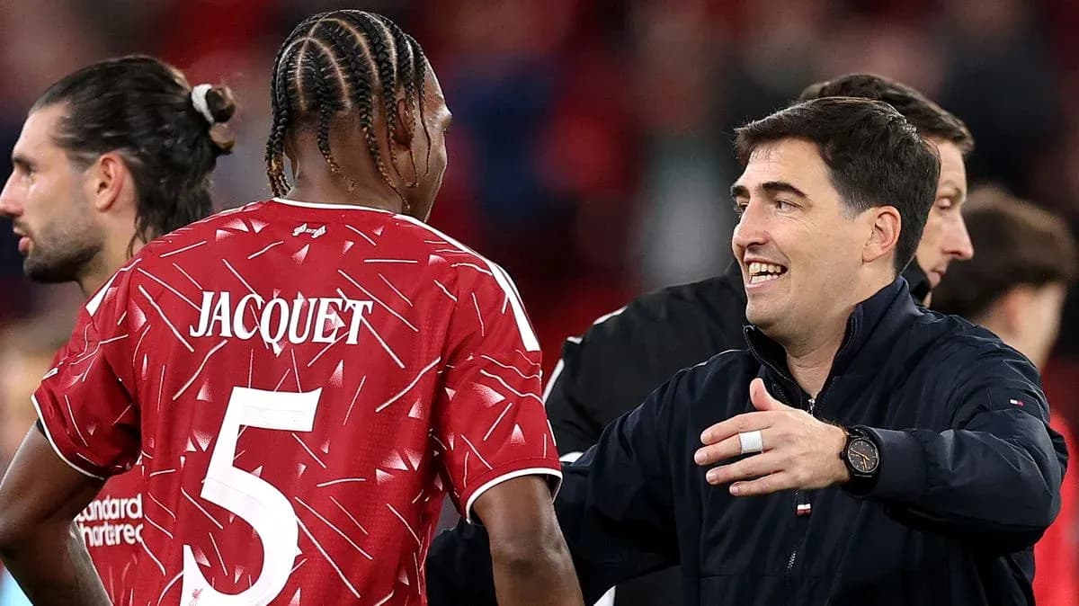 Futbolçular arasında müzakirə edən məşqçi və oyunçu Futbolçular arasında müzakirə edən məşqçi və oyunçu