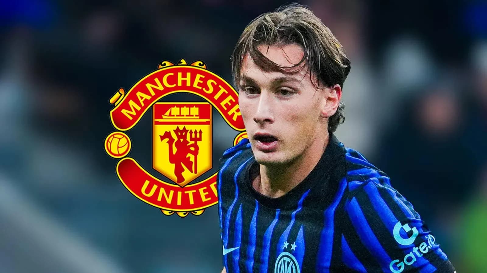 Futbolçu Manchester United loqosunun önündə Futbolçu Manchester United loqosunun önündə
