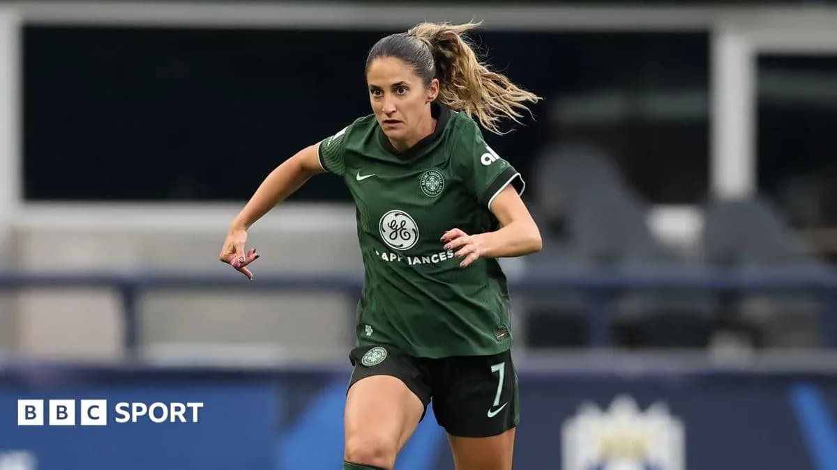 Futbolçu topa doğru qaçarkən görüntülənib Futbolçu topa doğru qaçarkən görüntülənib