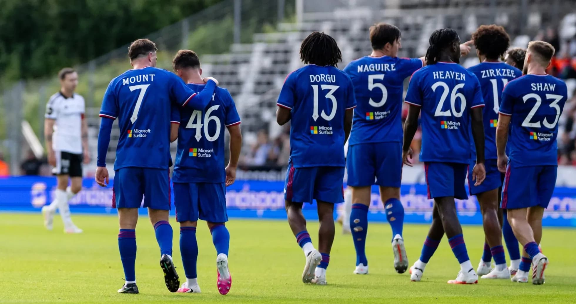 Futbolçular topa yaxınlaşır, komanda birlikdədir Futbolçular topa yaxınlaşır, komanda birlikdədir