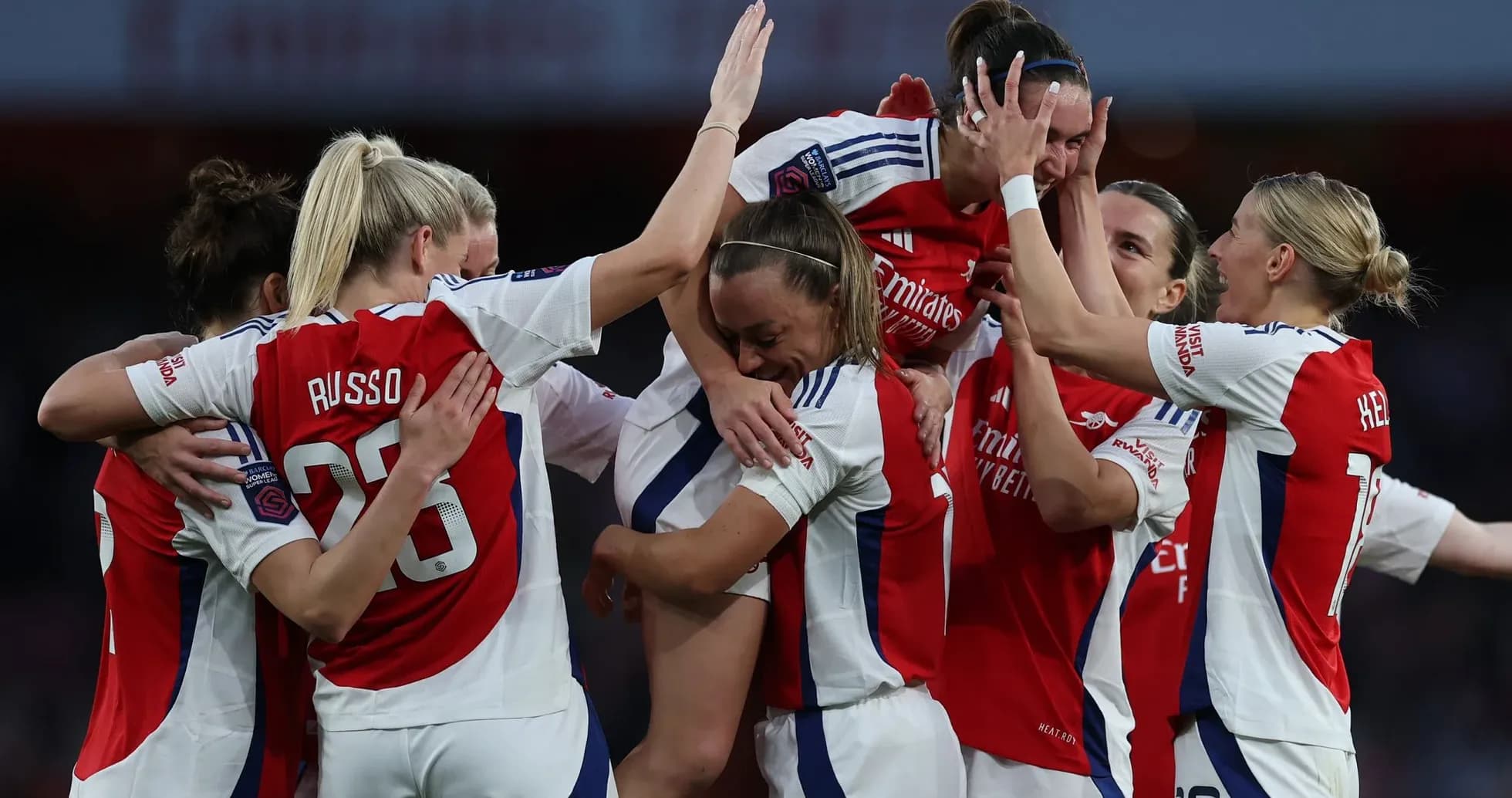 Arsenal W futbolçuları qələbəni qeyd edir Arsenal W futbolçuları qələbəni qeyd edir