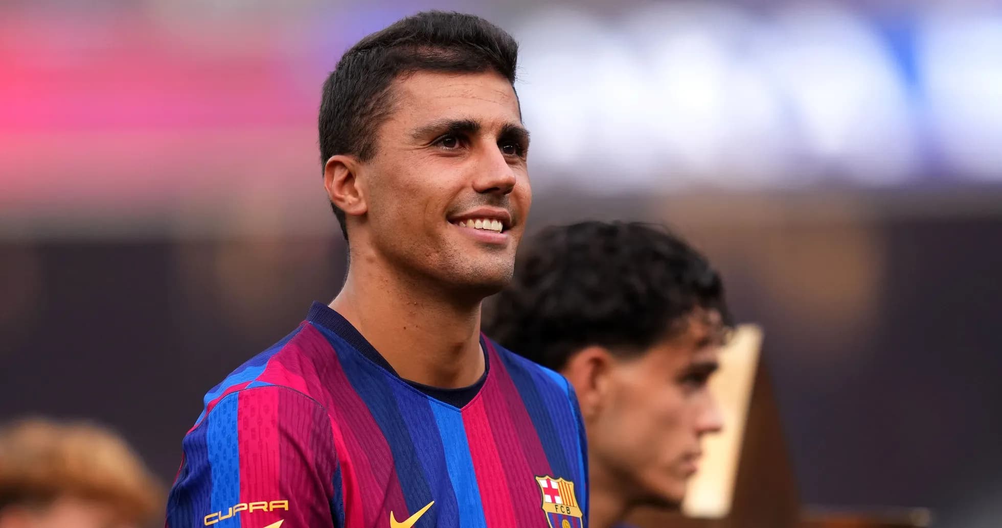Futbolçu Barcelona formasında gülümseyir Futbolçu Barcelona formasında gülümseyir