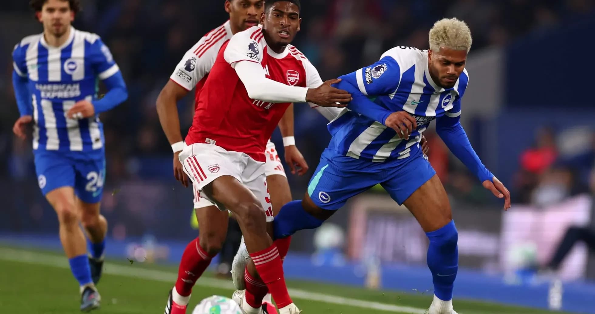 Brighton və Arsenal futbolçuları top üçün mübarizə aparır Brighton və Arsenal futbolçuları top üçün mübarizə aparır
