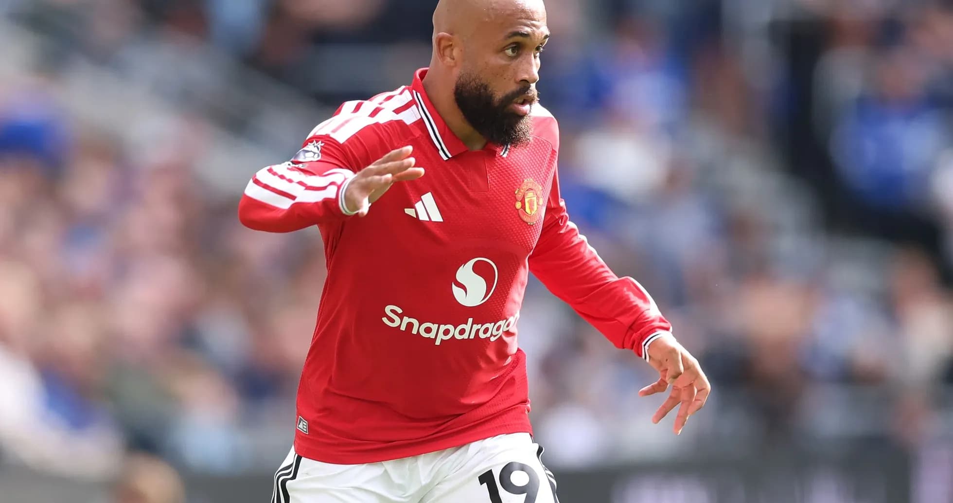 Manchester United oyunçusu topu idarə edir Manchester United oyunçusu topu idarə edir
