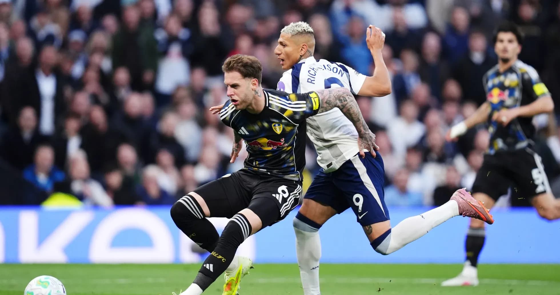 Tottenham və Leeds oyunçuları top üçün mübarizə aparır Tottenham və Leeds oyunçuları top üçün mübarizə aparır