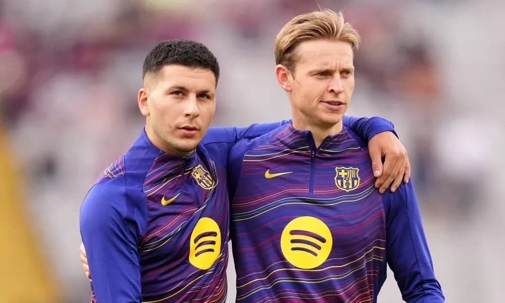 İki futbolçu bir-birinə sarılıb, məşq geyimindədir İki futbolçu bir-birinə sarılıb, məşq geyimindədir