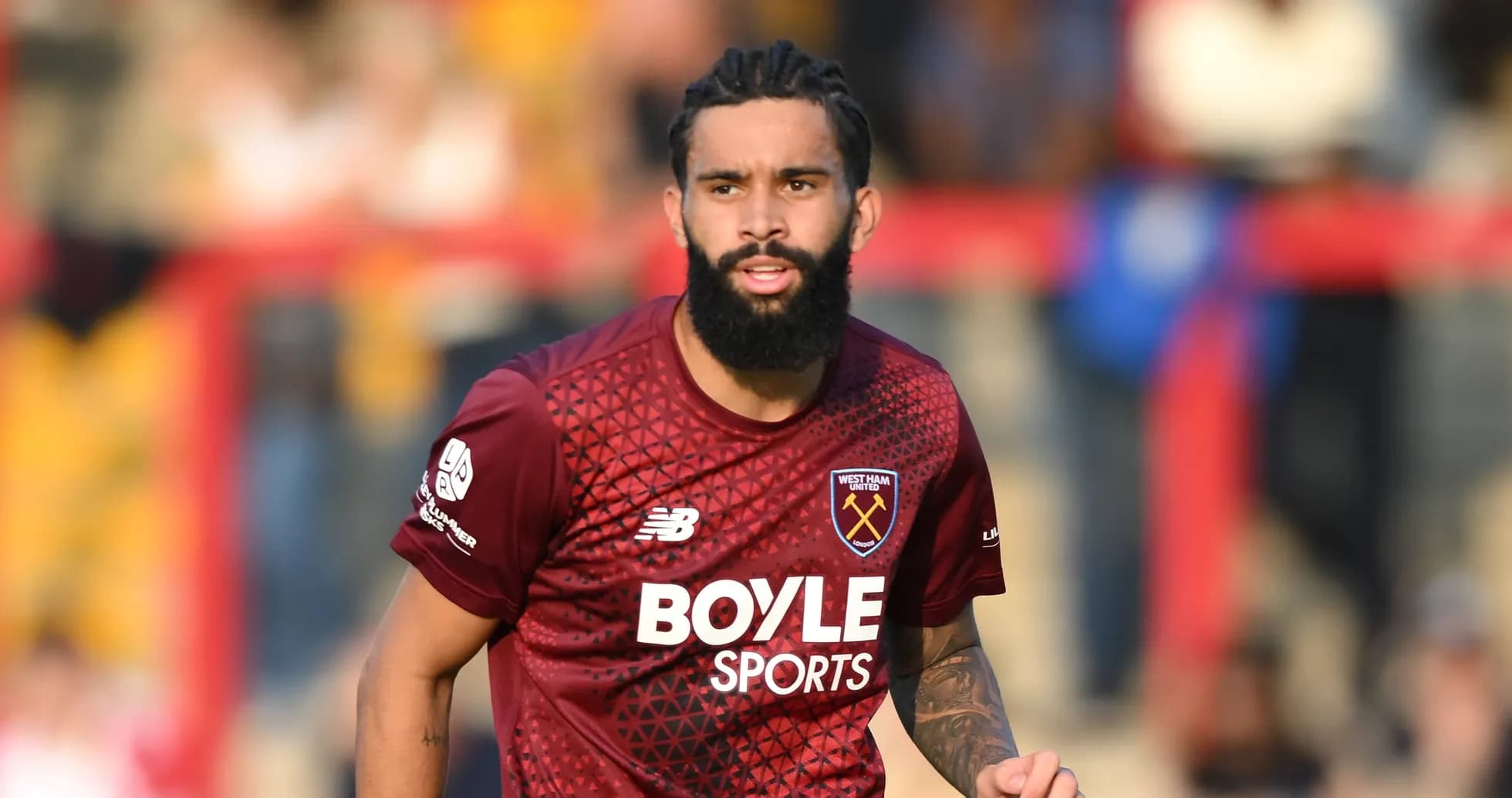 Futbolçu West Ham United formasında sahədə yürüyür Futbolçu West Ham United formasında sahədə yürüyür