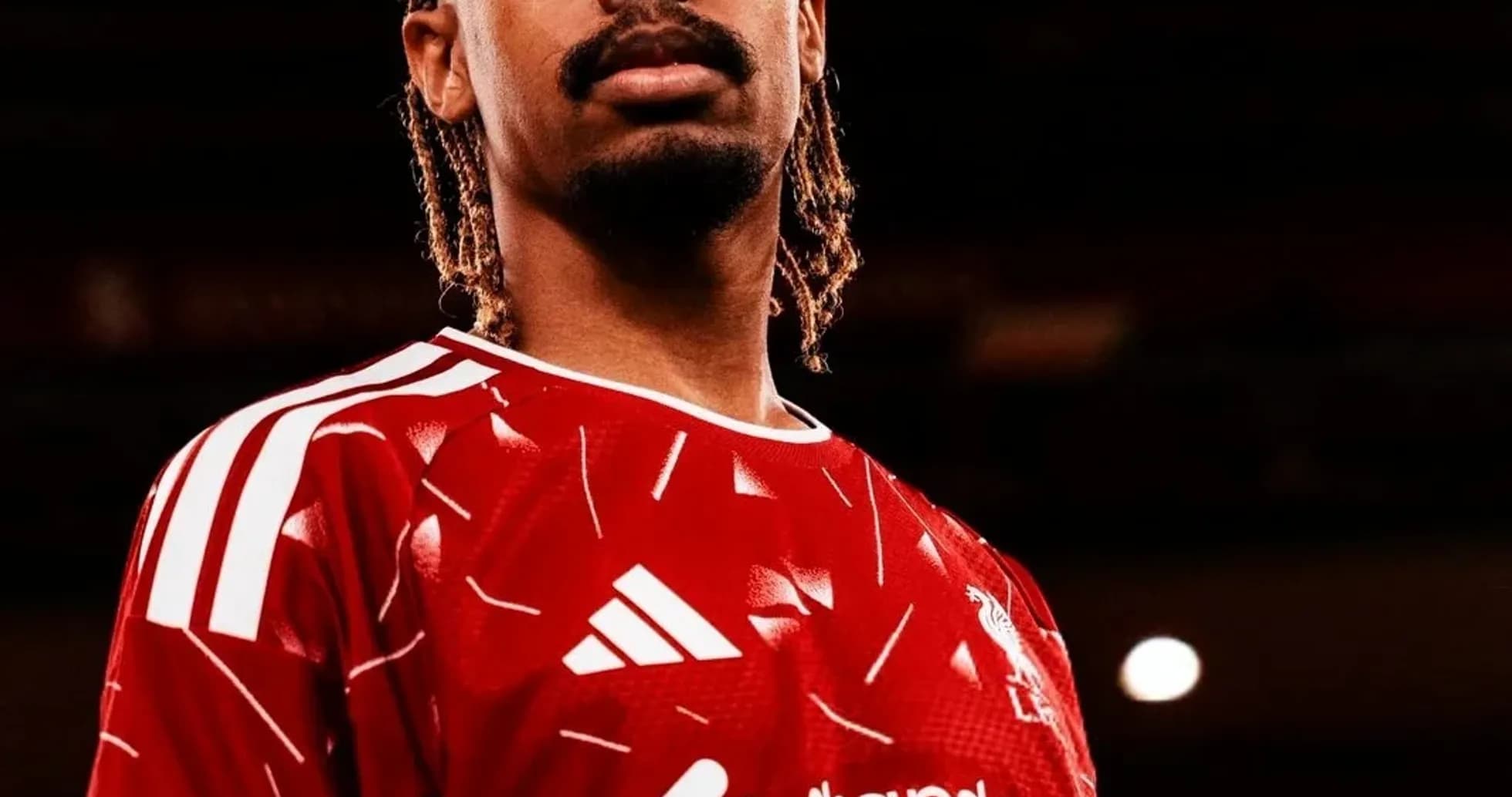 Futbolçu qırmızı forma ilə poz verərək durur Futbolçu qırmızı forma ilə poz verərək durur