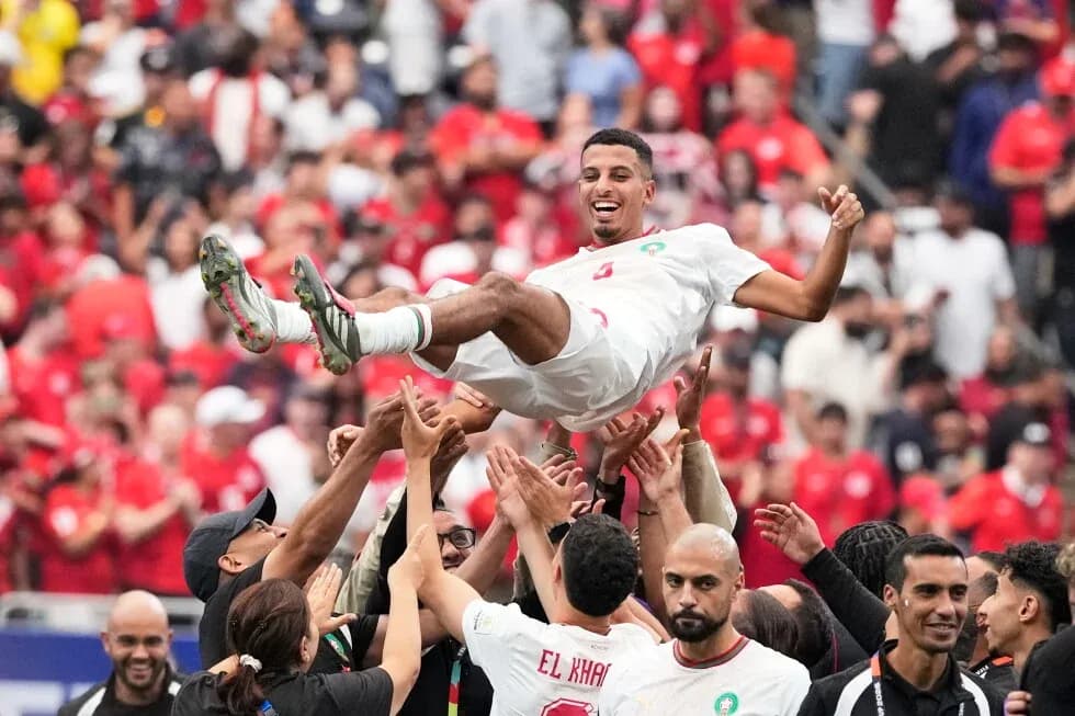 Futbolçu qalibiyyət şərəfinə havaya qaldırılır Futbolçu qalibiyyət şərəfinə havaya qaldırılır