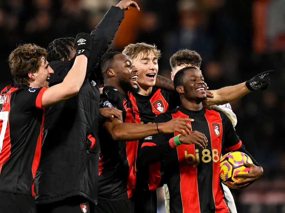 Bournemouth futbolçuları qələbə sevincində Bournemouth futbolçuları qələbə sevincində