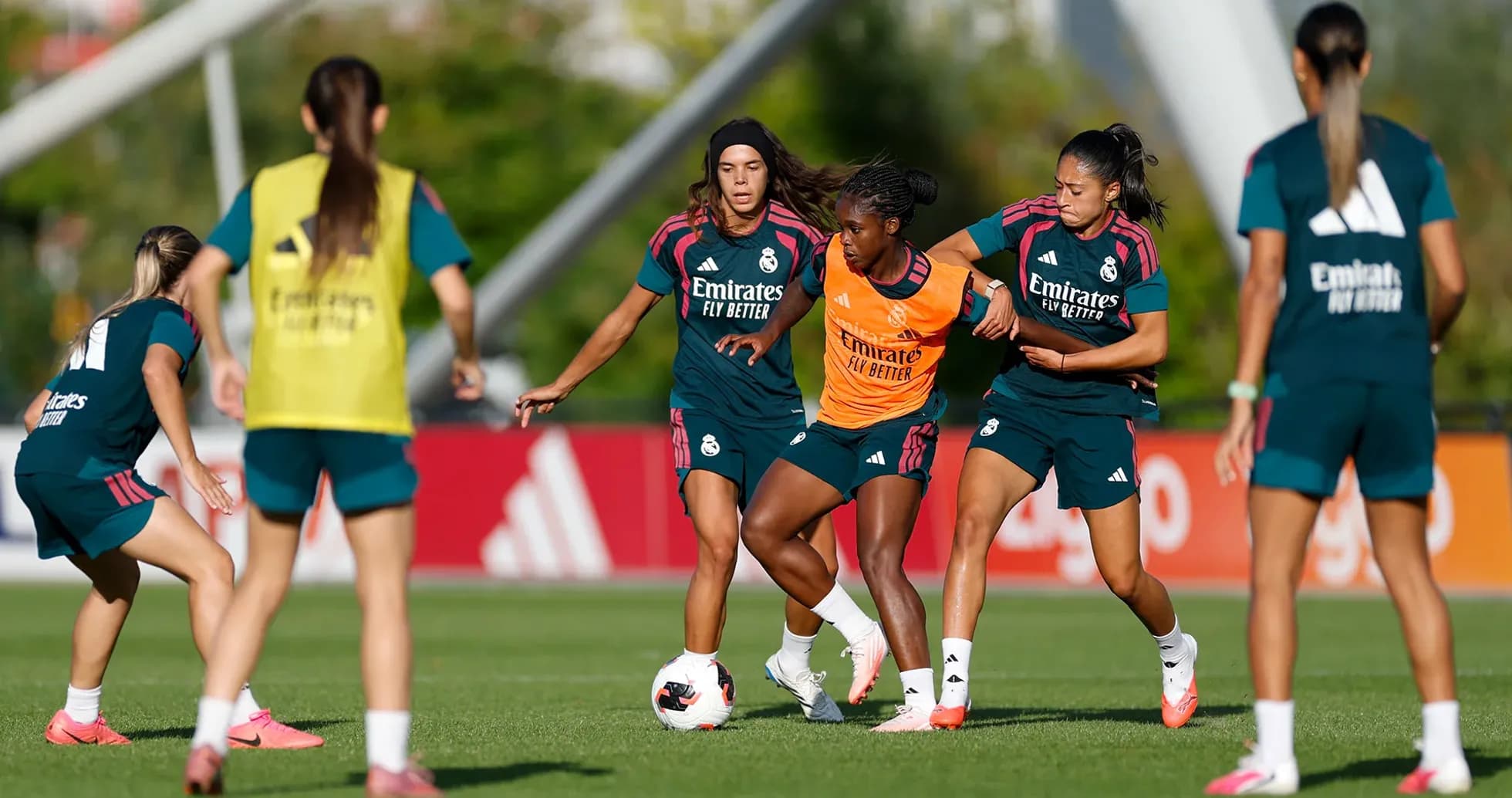 Real Madrid qadın futbolçuları məşq zamanı Real Madrid qadın futbolçuları məşq zamanı