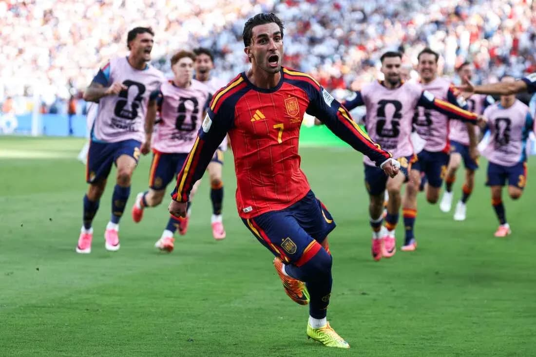 İspaniya futbolçusu qolu qeyd edir İspaniya futbolçusu qolu qeyd edir