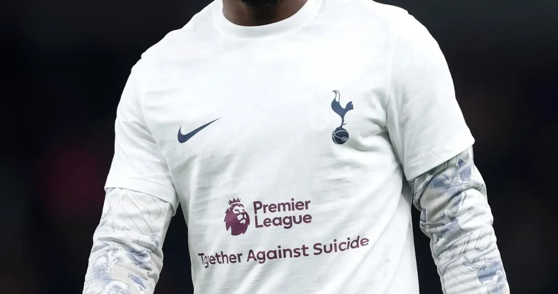 Futbolçu Tottenham formasında stadionda yürüyür Futbolçu Tottenham formasında stadionda yürüyür