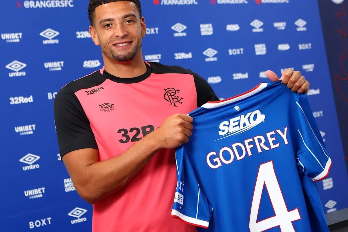 Yeni transfer Godfrey, RangersFC formasını tutuyor Yeni transfer Godfrey, RangersFC formasını tutuyor