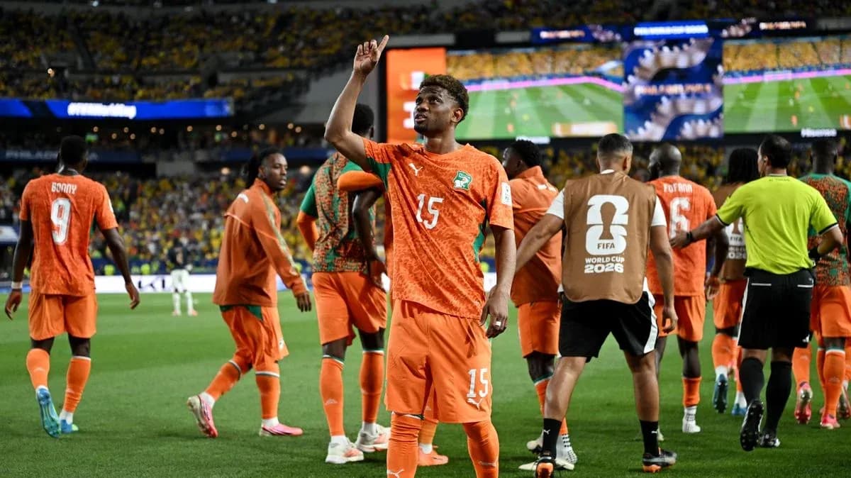 İki komanda futbolçuları meydançada bir araya gəlir İki komanda futbolçuları meydançada bir araya gəlir