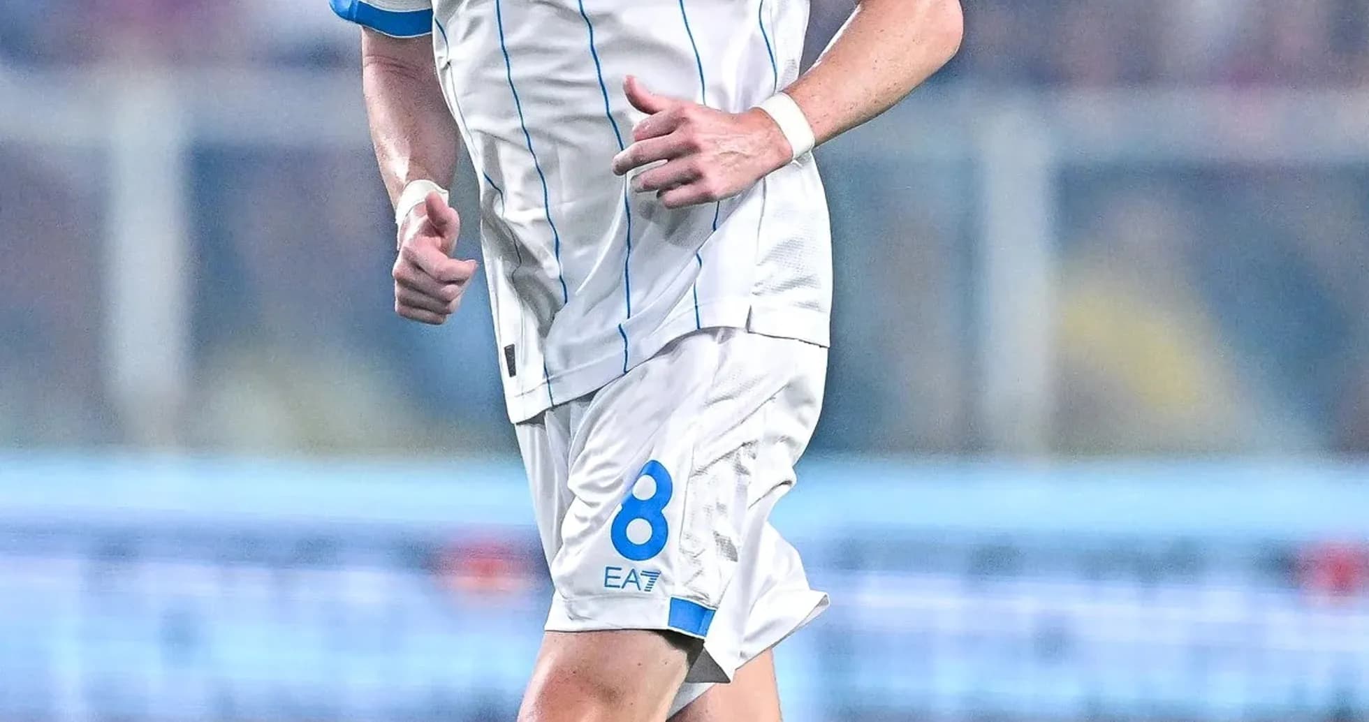 Futbolçu, Napoli formasında oyun sahasında qaçır Futbolçu, Napoli formasında oyun sahasında qaçır
