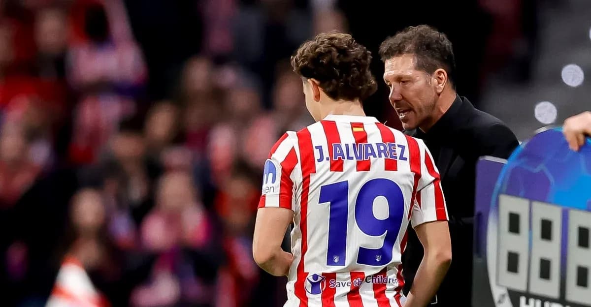Diego Simeone speaking to J. Alvarez during match Diego Simeone speaking to J. Alvarez during match