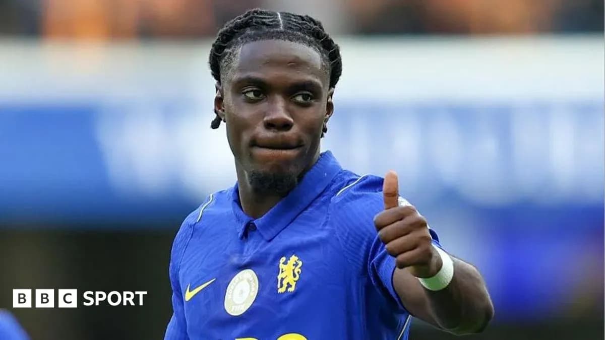 Futbolçu Chelsea formasında barmaqla işarə edir Futbolçu Chelsea formasında barmaqla işarə edir