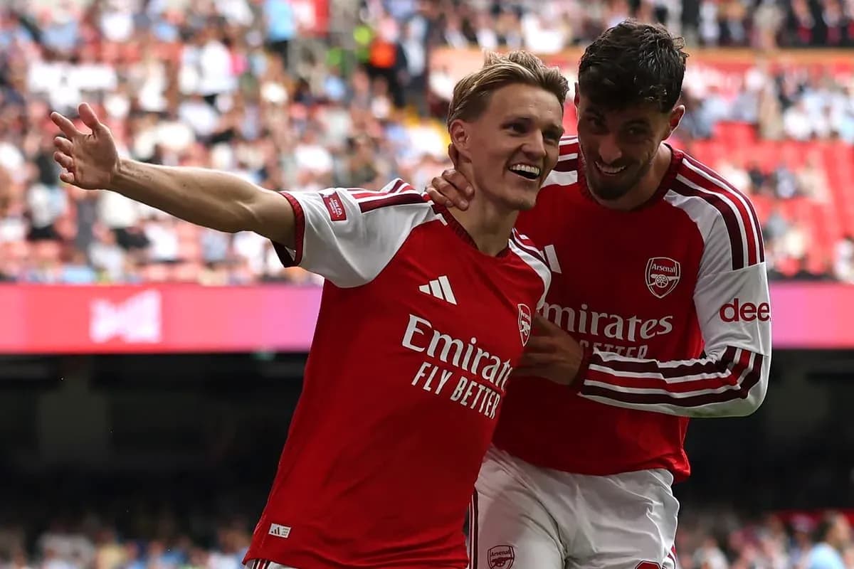 İki Arsenal oyunçusu qol sevincini paylaşır İki Arsenal oyunçusu qol sevincini paylaşır