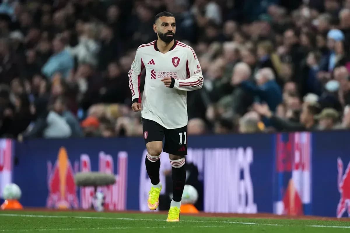 Futbolçu 11 nömrəli forma ilə meydançada qaçır Futbolçu 11 nömrəli forma ilə meydançada qaçır