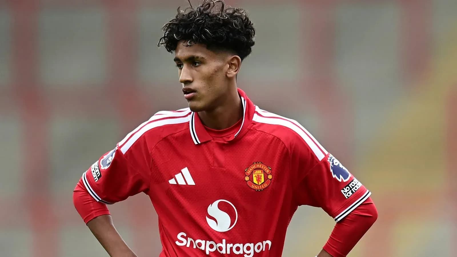 Gənc futbolçu Manchester United formasında durur Gənc futbolçu Manchester United formasında durur