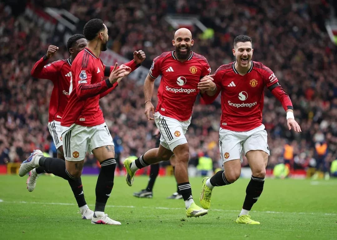 Manchester United oyunçuları sevinir Manchester United oyunçuları sevinir