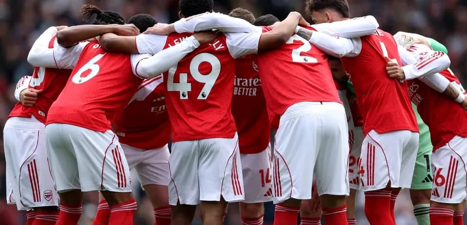 Arsenal futbol komandası bir araya gəlir Arsenal futbol komandası bir araya gəlir