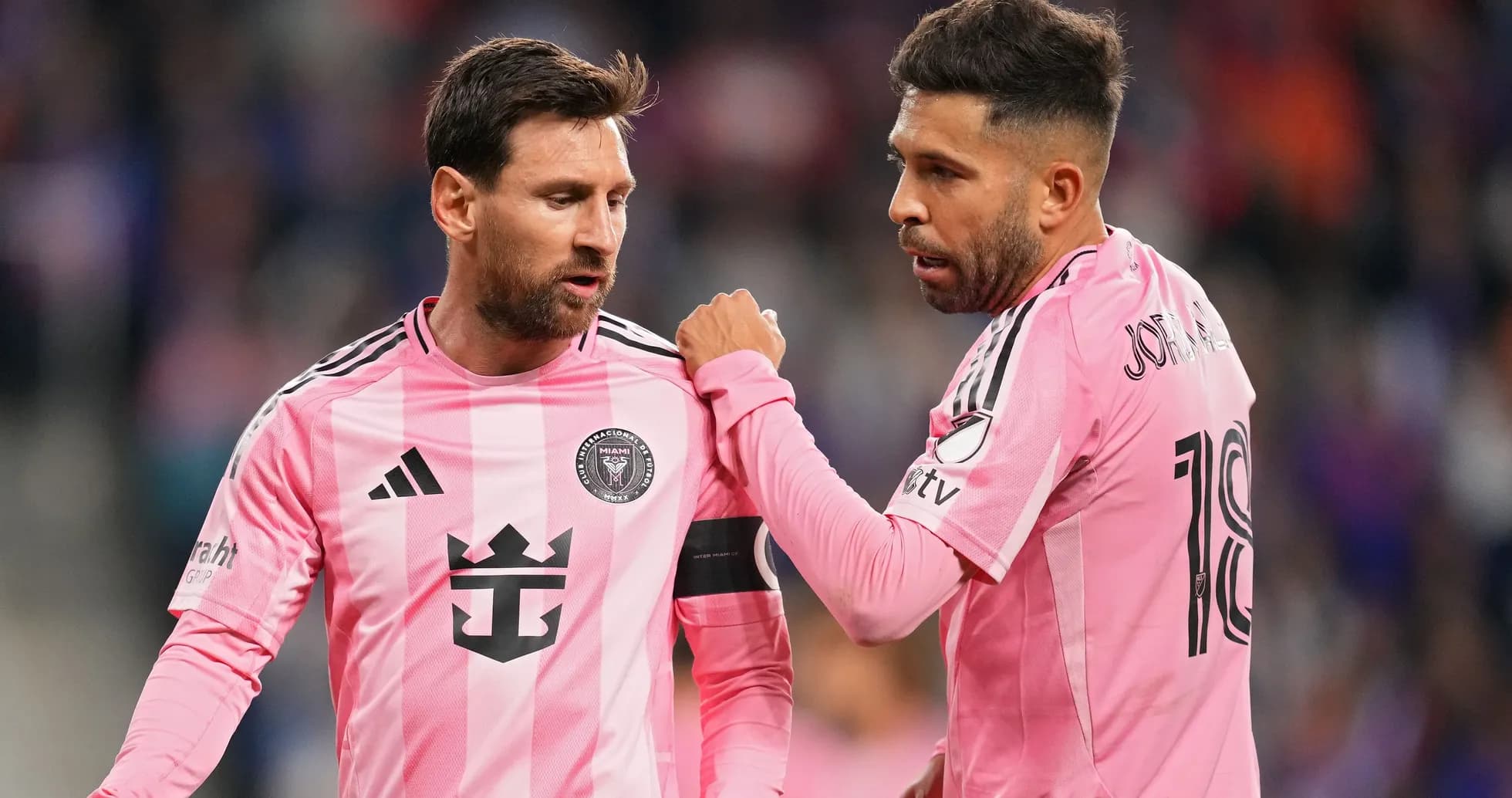 İki futbolçu oyunda müzakirə aparır İki futbolçu oyunda müzakirə aparır