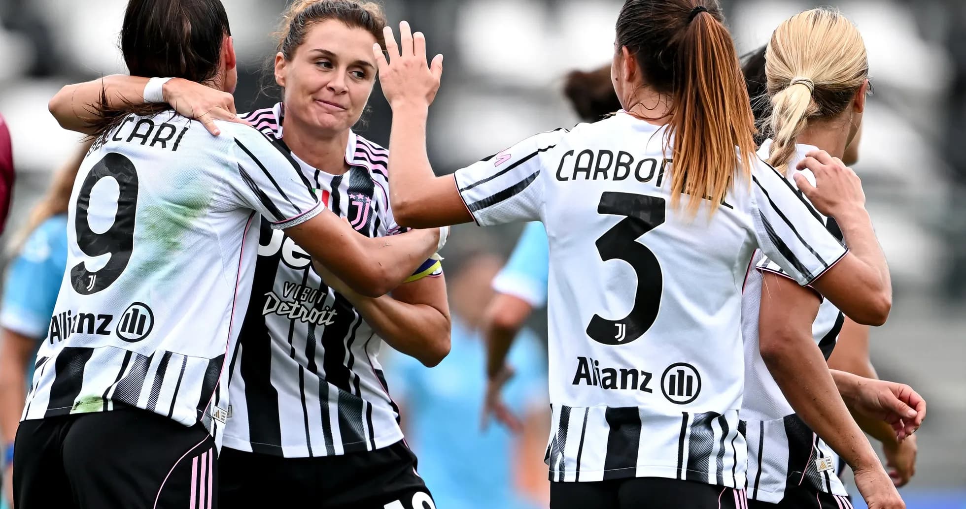 Juventus qadın futbolçuları bir-birini təbrik edir Juventus qadın futbolçuları bir-birini təbrik edir