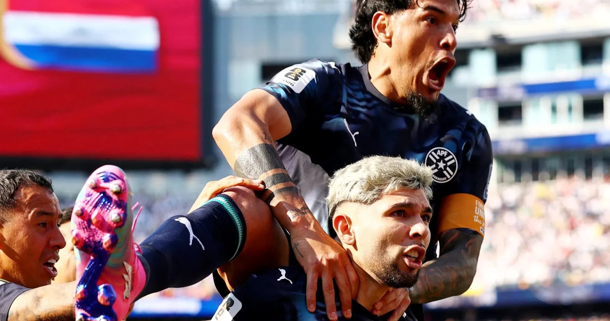 Paraqvay futbolçuları sevinir Paraqvay futbolçuları sevinir