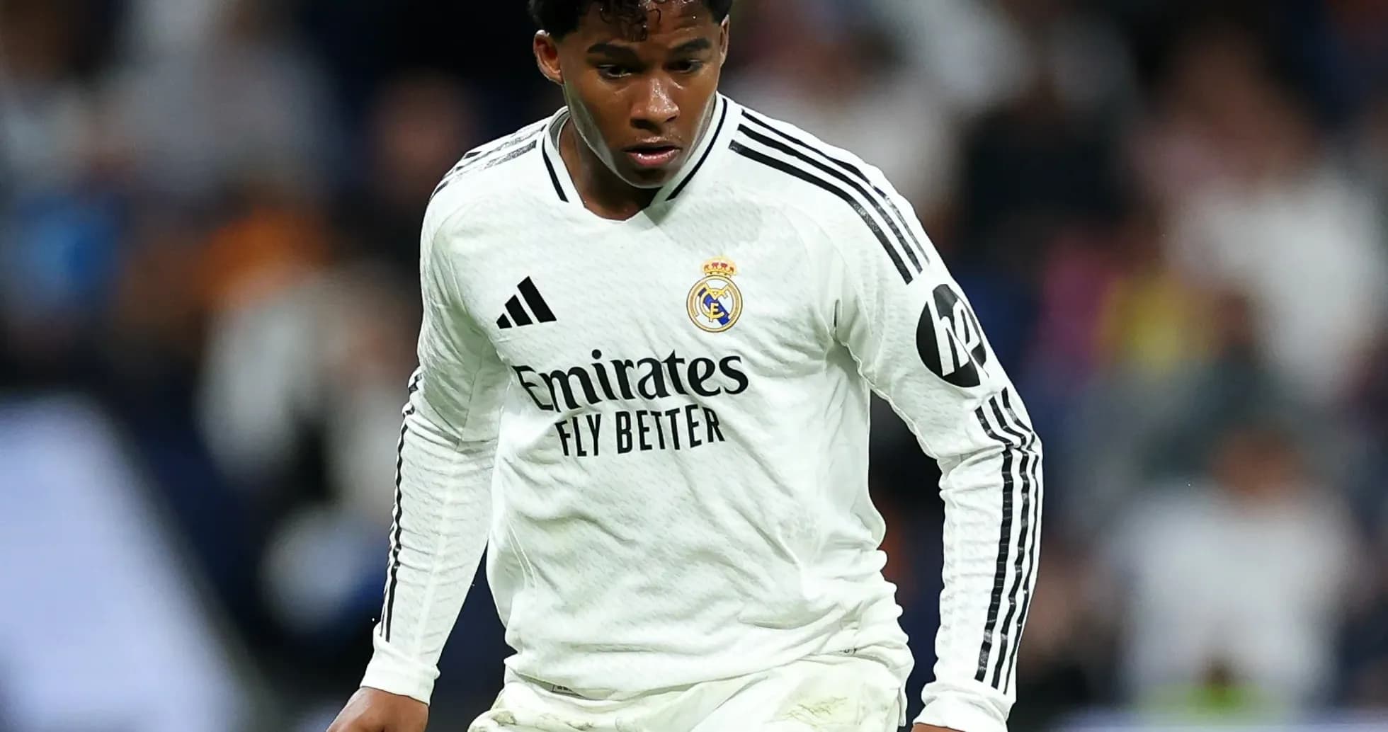 Real Madrid futbolçusu topa yaxınlaşır Real Madrid futbolçusu topa yaxınlaşır