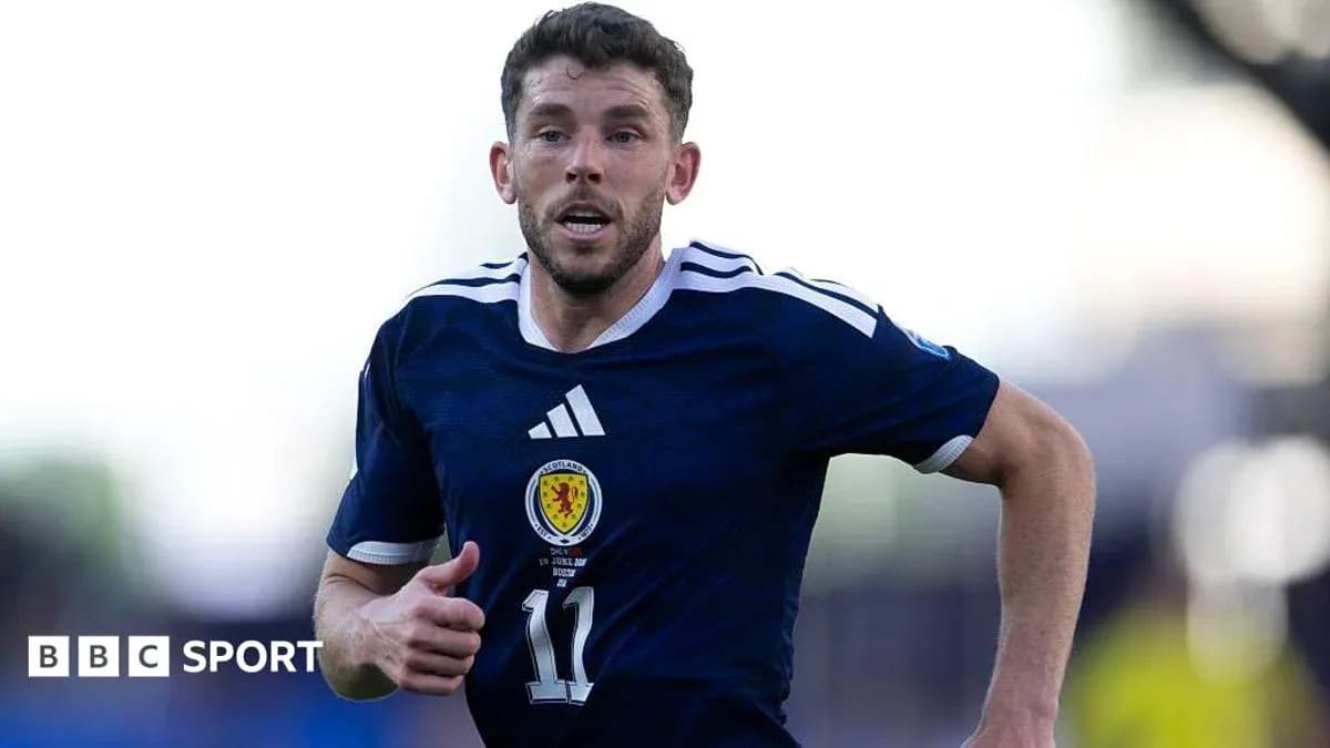 Futbolçu Scotland milli komandasının formasında qaçır Futbolçu Scotland milli komandasının formasında qaçır