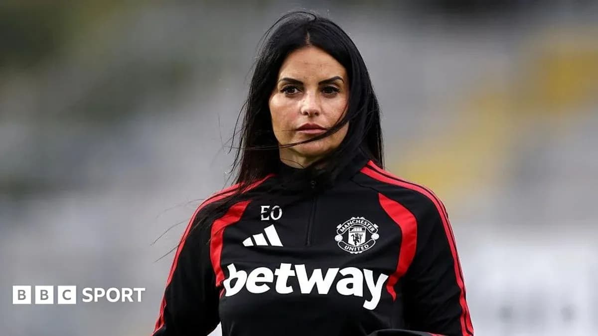 Kadın futbol məşqçisi Manchester United forması geyinib Kadın futbol məşqçisi Manchester United forması geyinib