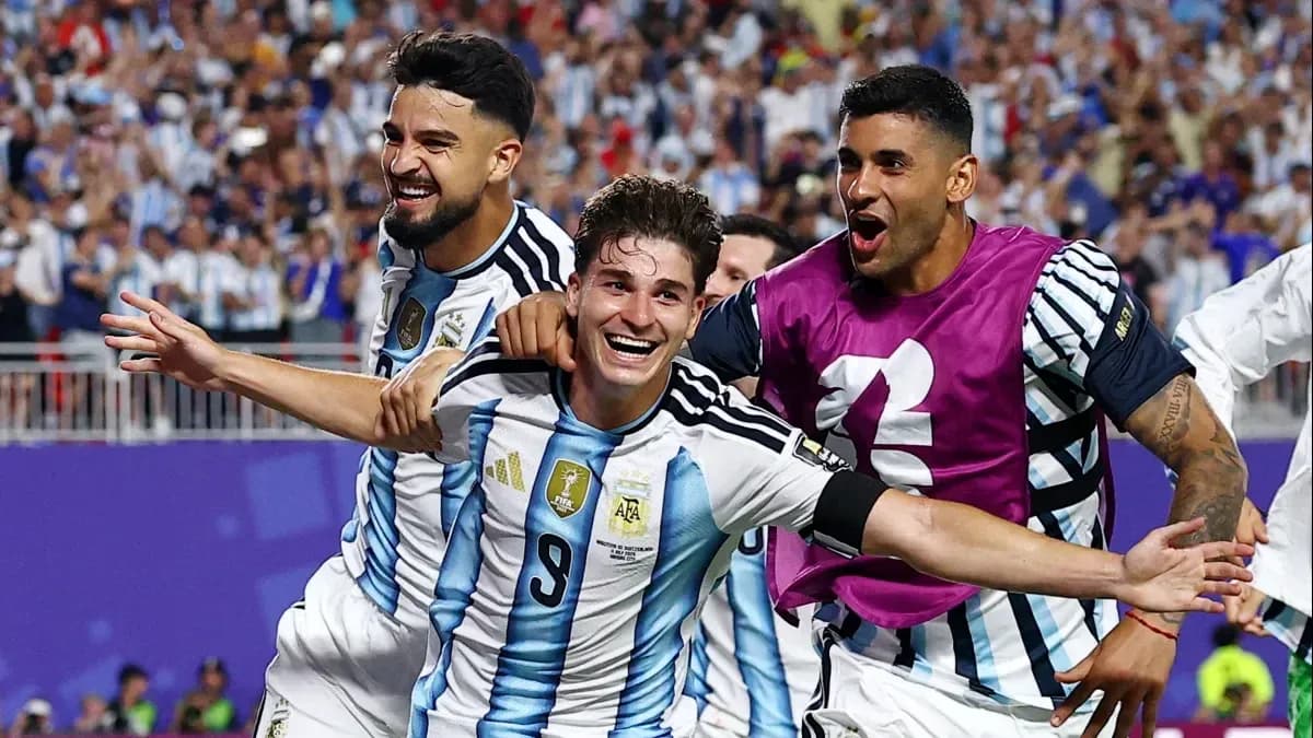 Argentina futbolçuları sevinir Argentina futbolçuları sevinir