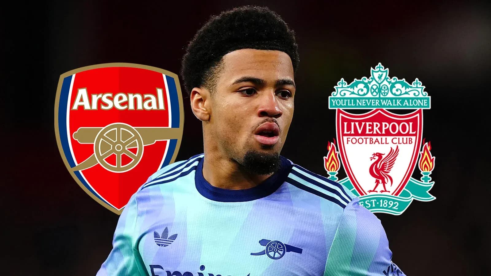 Futbolçu Arsenal və Liverpool loqoları arasında Futbolçu Arsenal və Liverpool loqoları arasında