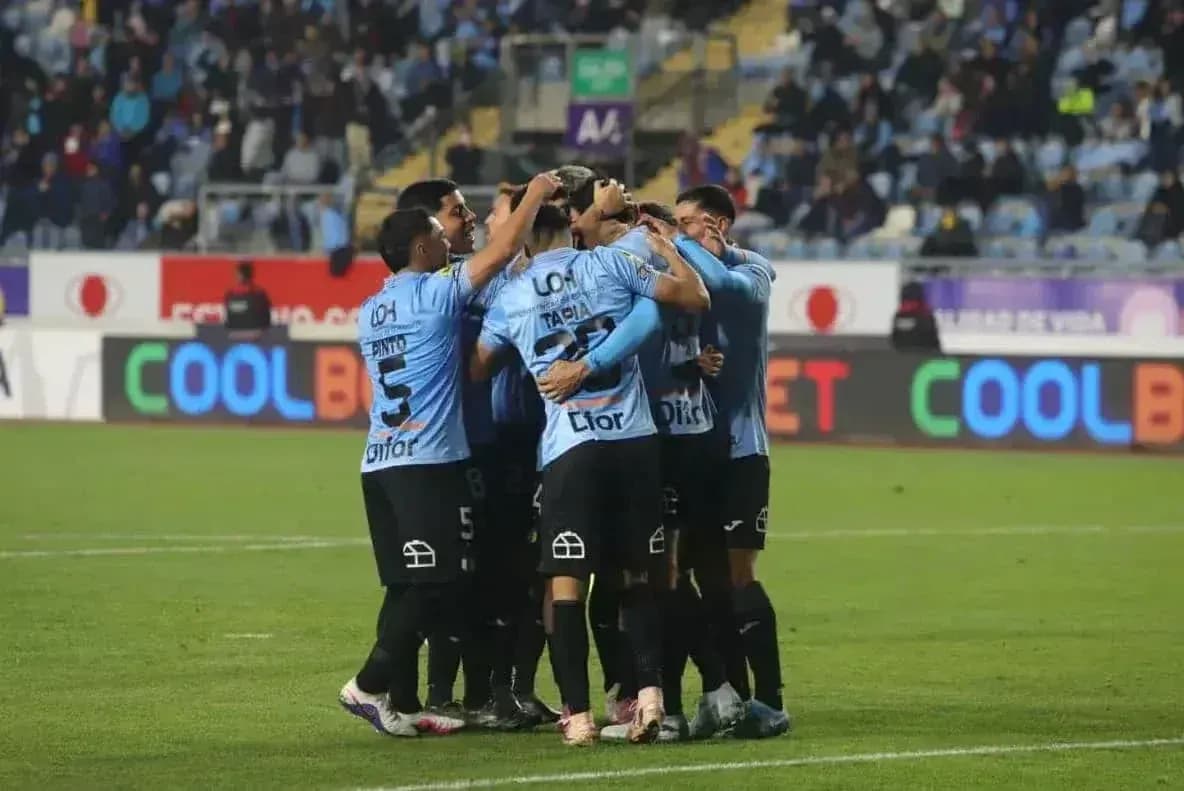 O'Higgins futbolçuları qələbəni qeyd edir O'Higgins futbolçuları qələbəni qeyd edir