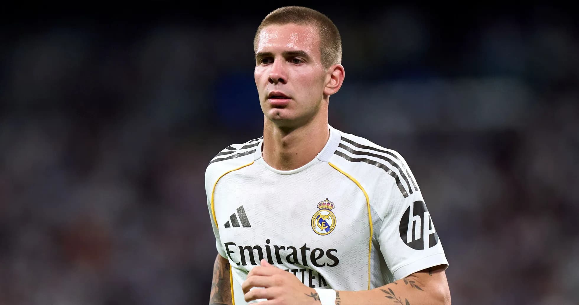 Futbolçu Real Madrid formasında stadionda yürüyür Futbolçu Real Madrid formasında stadionda yürüyür