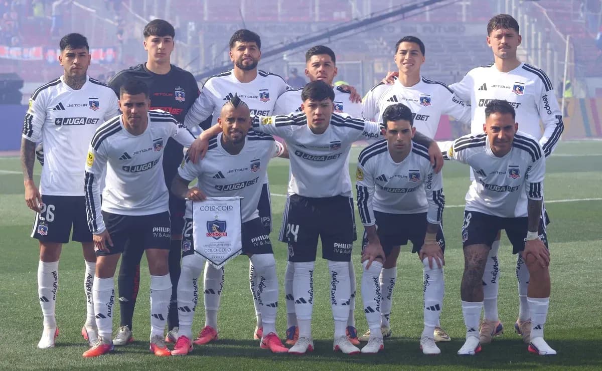 Colo Colo futbol komandası sıraya düzülüb Colo Colo futbol komandası sıraya düzülüb