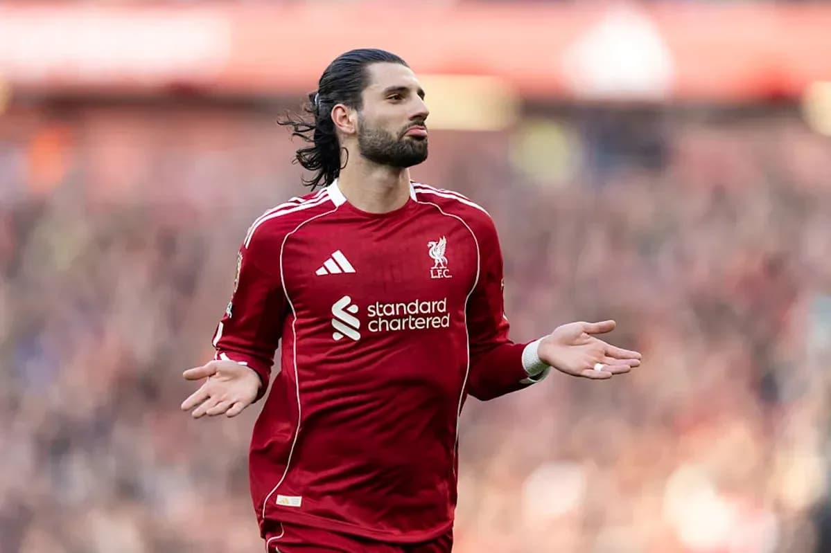 Futbolçu Liverpool formasında meydanda əlini açır Futbolçu Liverpool formasında meydanda əlini açır