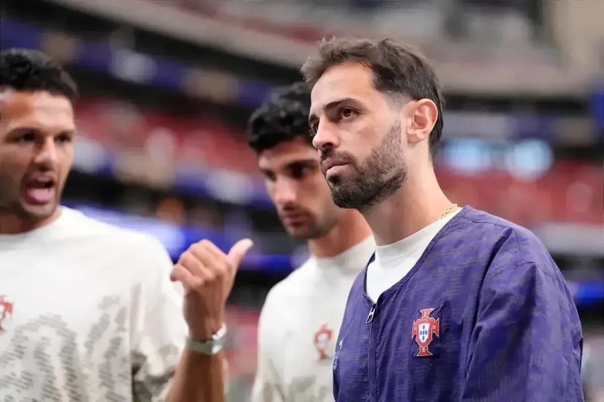Portuqaliya futbolçuları məşq öncəsi müzakirə aparırlar Portuqaliya futbolçuları məşq öncəsi müzakirə aparırlar