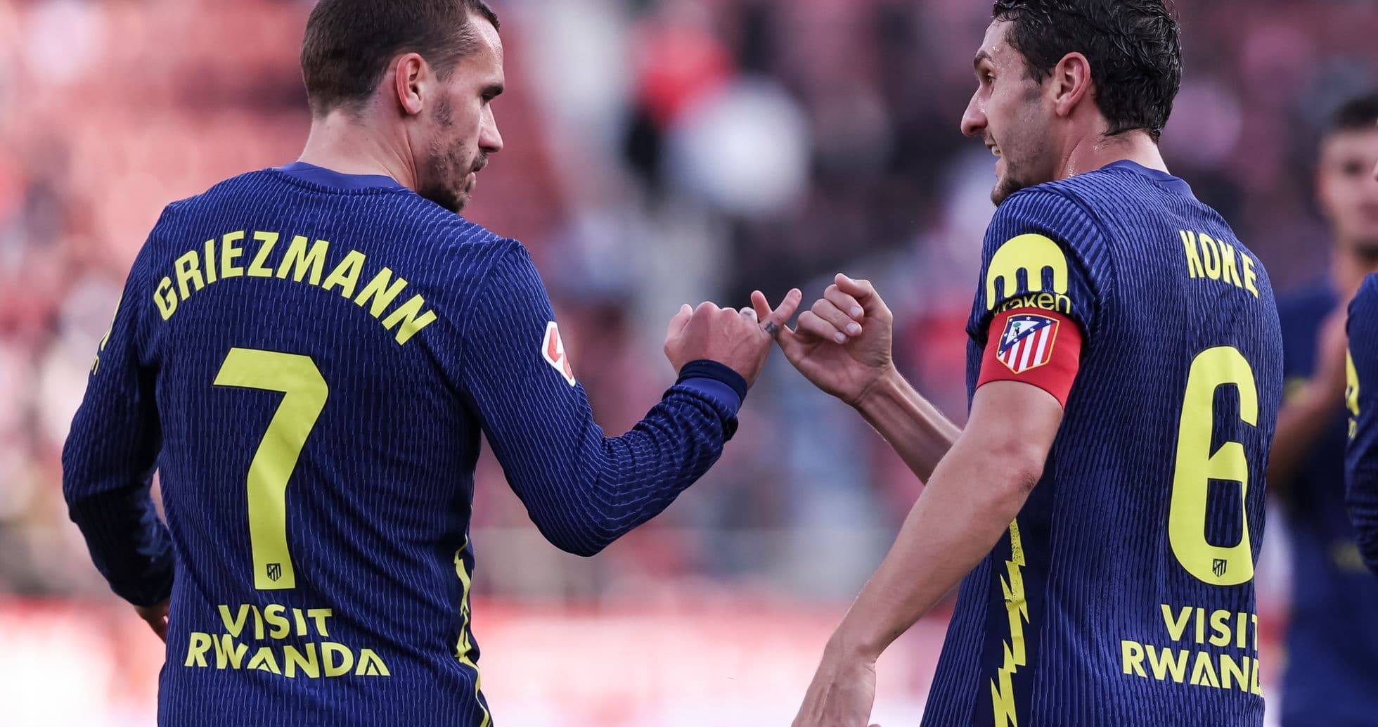 Griezmann və Koke oyunçuları arasında əl sıxma Griezmann və Koke oyunçuları arasında əl sıxma